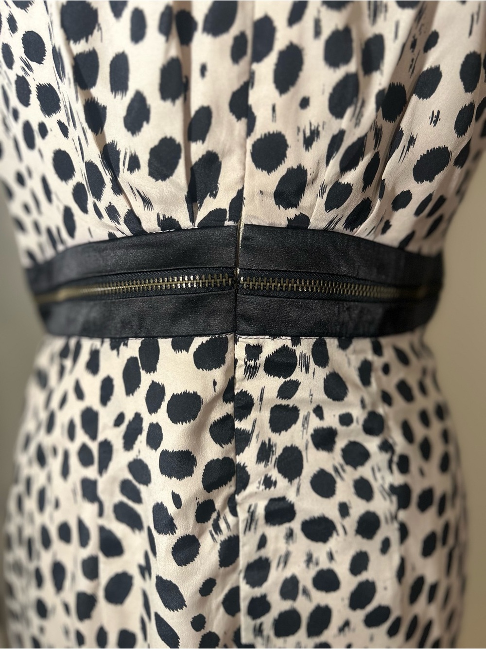 Beige and black spotted dress with waist zipper detail - Picture 4 of 5